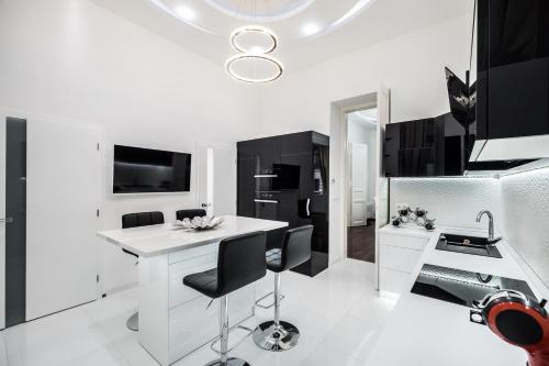 Opera Balkony Luxury Apartment - main image