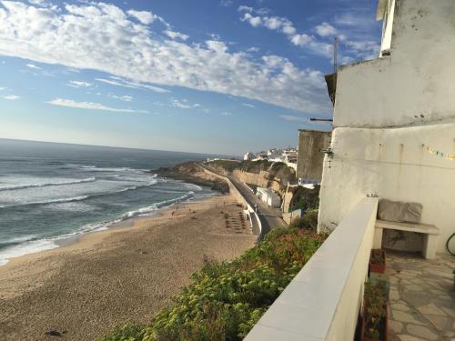  Seafront house above the beach M113, Unterkunft in Ericeira