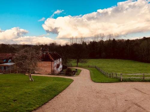 The Dorset Arms Pub & Cottage Rooms