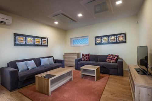 2 bedrooms, 5 beds