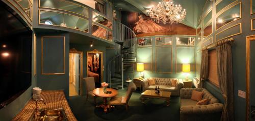 The Roxbury Motel