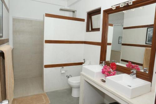 Deluxe Double Room with Sea View and Balcony image 3