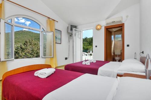  Apartment Uvala Pokrivenik 2073b in Zastražišće
