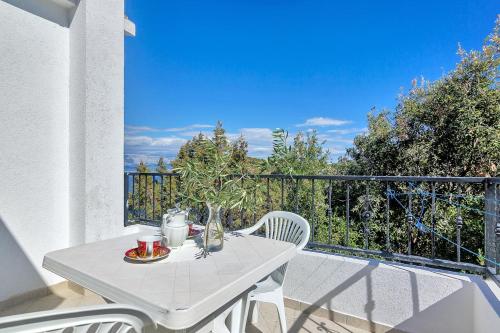  Apartment Uvala Pokrivenik 2073b in Zastražišće