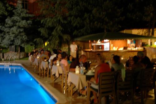 Rhebas Hotel - image 2