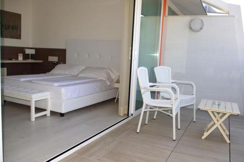 Deluxe Double Room with Side Sea View