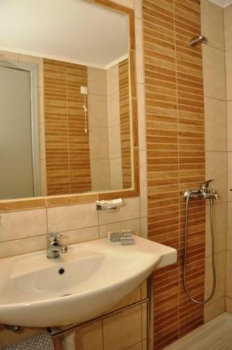 Windmill Hotel - image 6