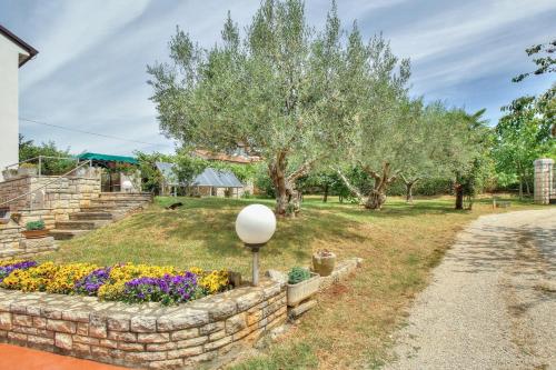  NADIA house with apartments in Zambratija