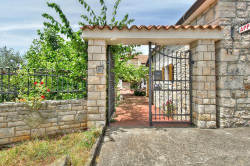  NADIA house with apartments in Zambratija