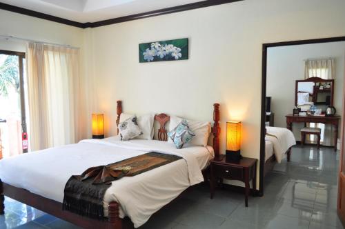 2 double beds, 1 twin bed