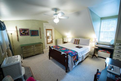 Admiral Peary Inn Bed & Breakfast - image 3