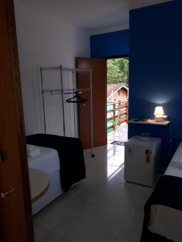 1 queen bed, 1 twin bed, 2 bunk beds
