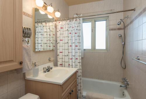 Gite du Survenant Montreal Ideally located in the Mercier-Hochelaga-Maisonneuve area, Gite du Survenant promises a relaxing and wonderful visit. The property features a wide range of facilities to make your stay a pleasant expe
