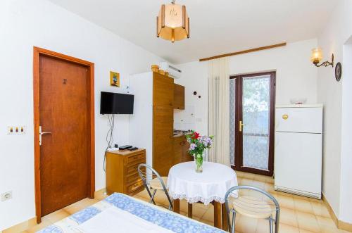 Apartments by the sea Pisak, Omis - 2802