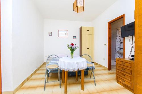 Apartments by the sea Pisak Omis - 2802 - image 4