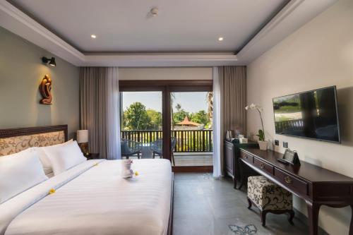 Suite Double Room with Pool View image 4