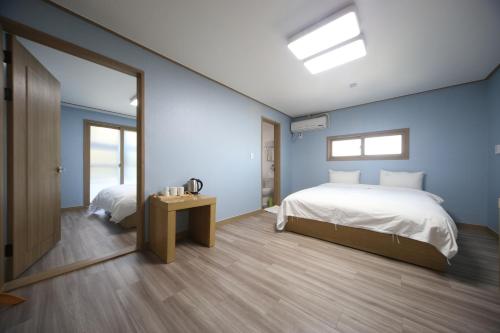 2 bedrooms, 4 beds