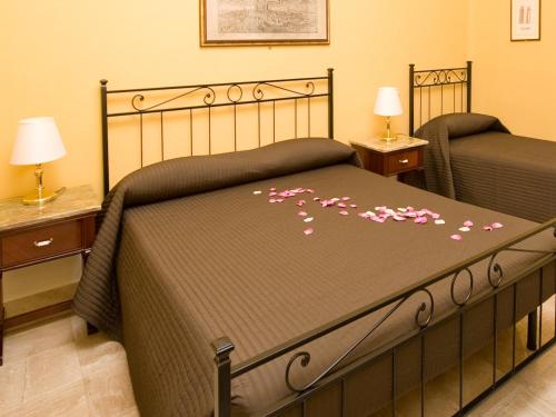 1 queen bed, 1 twin bed