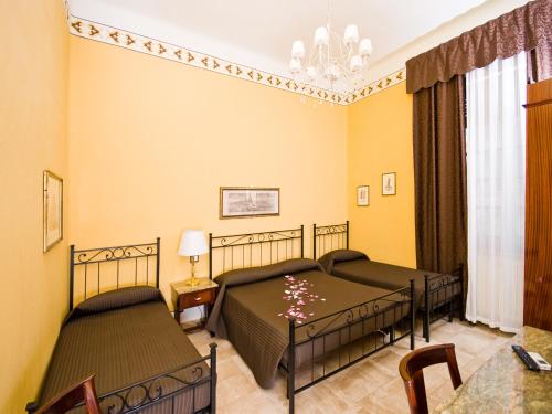 1 queen bed, 2 twin beds