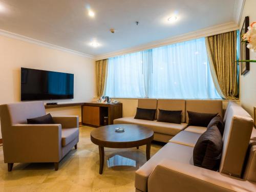 121825394 China Mayors Plaza - Free shuttle between hotel and Exhibition Center & Exhibitor registration Counter during Canton Fair