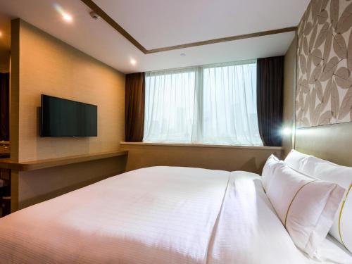 121825557 China Mayors Plaza - Free shuttle between hotel and Exhibition Center & Exhibitor registration Counter during Canton Fair
