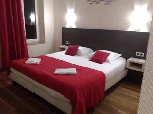 1 king bed, 1 twin bed