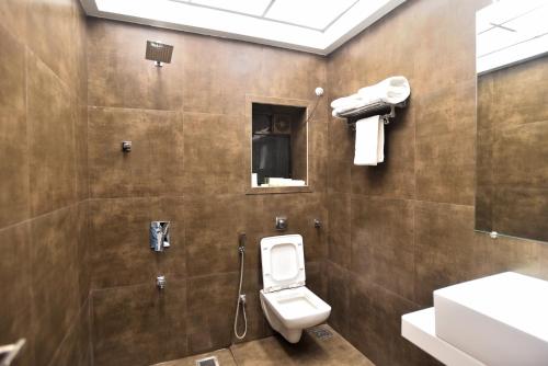Bathroom, Rester Xpress Santacruz in Khar