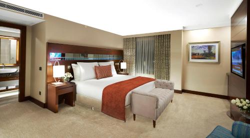 1 queen bed, 1 sofa bed