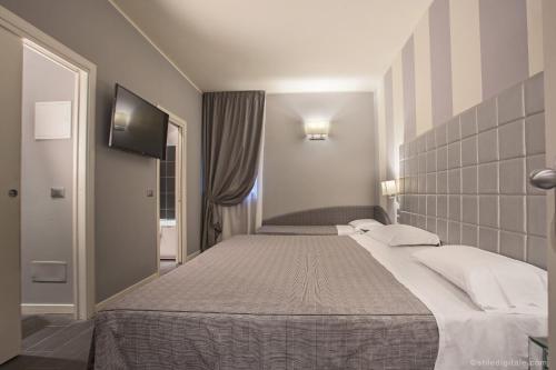 Deluxe Double Room image 6