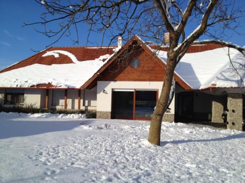 Villa Holiday in โปรอสซโล่