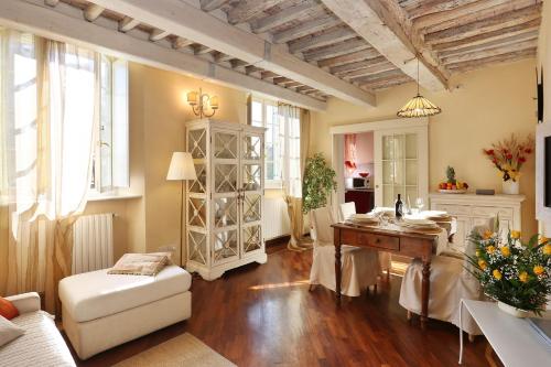  Porta San Pietro Apartment, Pension in Lucca