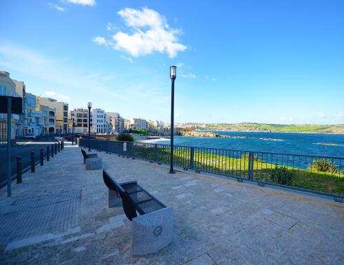 Seashells Penthouse with sunny terrace with stunning sea views in Bugibba - by Getawaysmalta - image 5