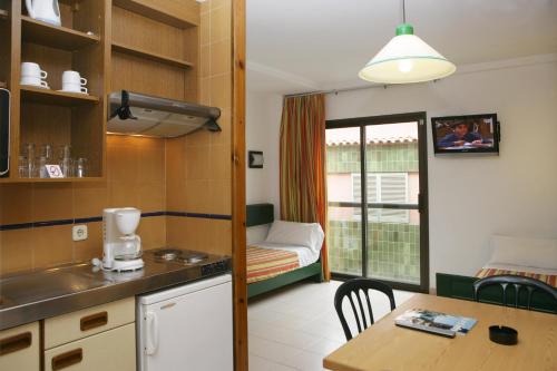 Family One-Bedroom Apartment image 6