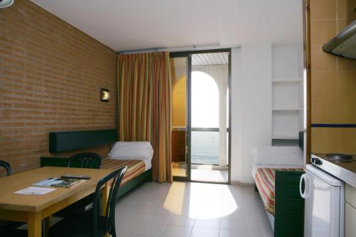 Family One-Bedroom Apartment with Sea View image 7