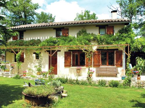 Chic Holiday Home in Parisot with Swimming Pool gîte à louer Verfeil