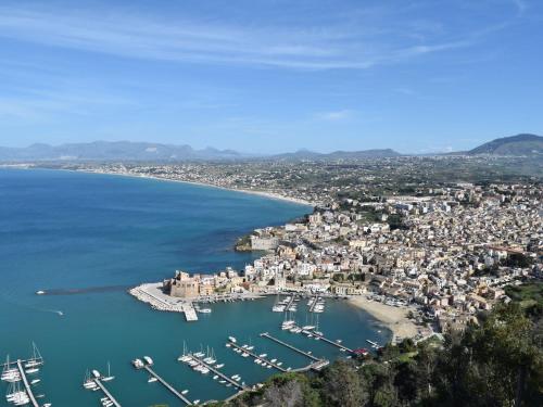 Fabulous Holiday Home in Castellammare del Golfo near Beach - image 4