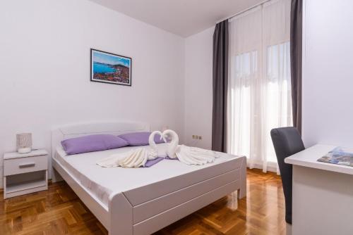 One-Bedroom Apartment with Balcony