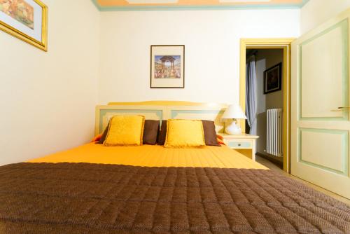 2 twin beds, 1 sofa bed