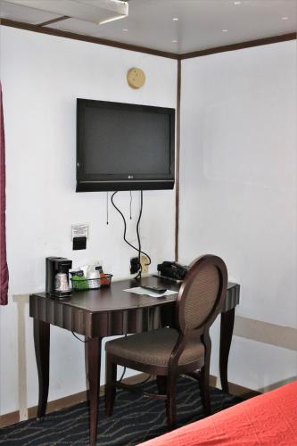 Mount Aire Motel - image 8