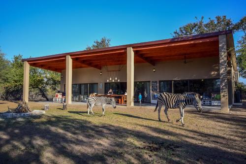 Mananga Bush Villa - Tap to explore photos