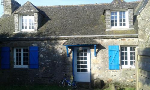 longere typiquement bretonne gîte à louer Henvic