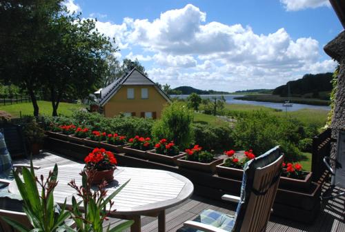 Facilities, Ferienappartements unterm Reetdach in Altensien