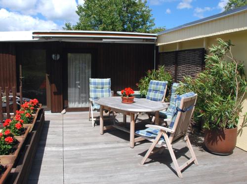 Facilities, Ferienappartements unterm Reetdach in Altensien