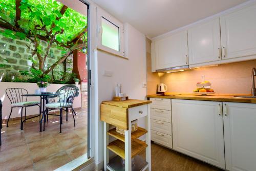 Leona Apartments 2