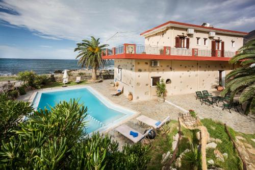  Pericles Beach Villa in Kissamos