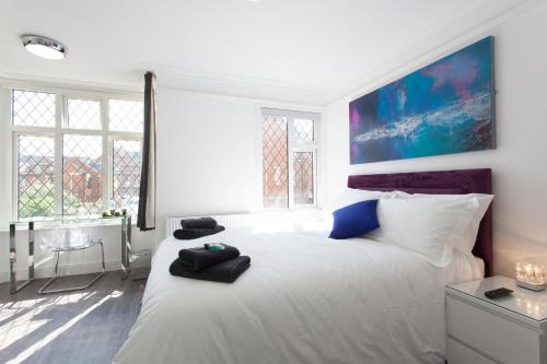 1 queen bed, 1 sofa bed