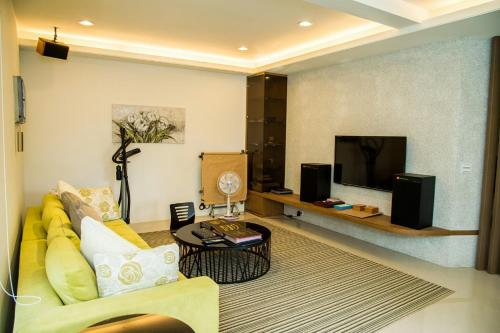 Mountain Homestay 6-8人包棟民宿 in Xinhua District