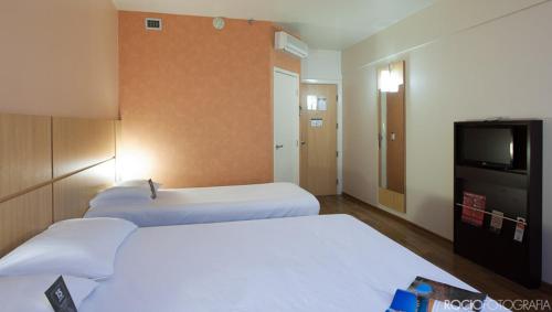 ibis Uberlandia Stop at Ibis Uberlandia to discover the wonders of Uberlandia. The property offers a high standard of service and amenities to suit the individual needs of all travelers. Service-minded staff will wel