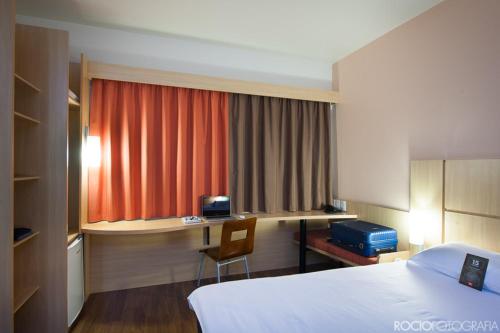 ibis Uberlandia Stop at Ibis Uberlandia to discover the wonders of Uberlandia. The property offers a high standard of service and amenities to suit the individual needs of all travelers. Service-minded staff will wel