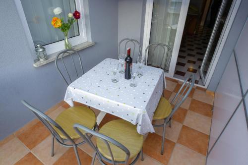 2 bedrooms, 6 beds